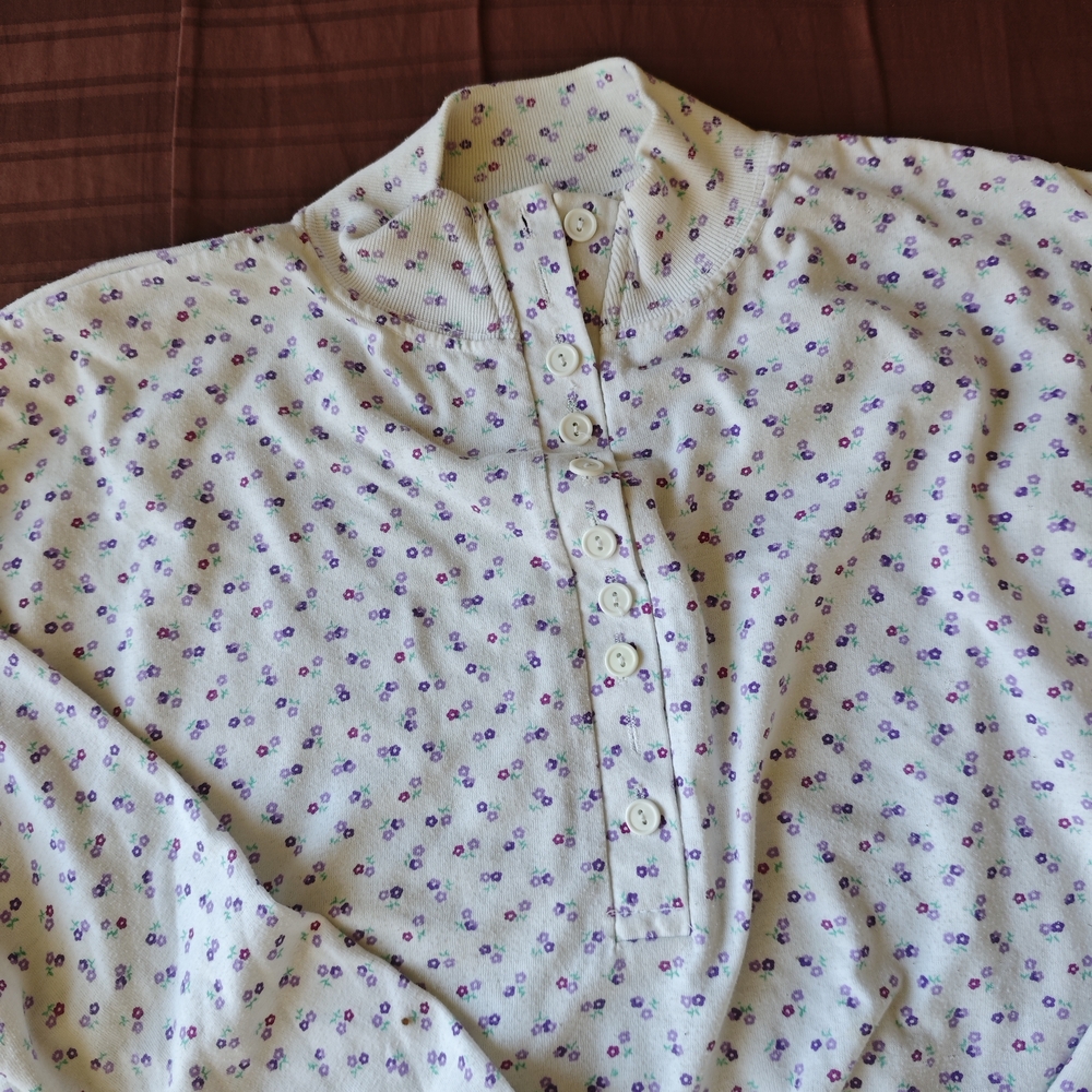 VTG Korea-made women's White Floral Button-Up sweatshirt